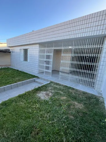 CASA PLANA COM ÁREA TERRENO 350,62M² E ÁREA PRIVATIVA 200,00M². 3 QUARTOS SENDO UMA SUÍTE,