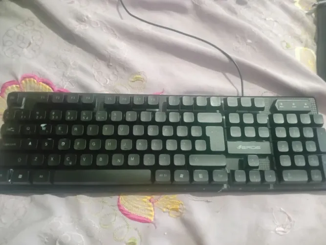 TECLADO 100% -SEMI MECÂNICO COM RGB