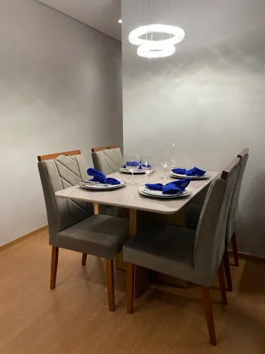 Mesa de Jantar com 4 Cadeiras - Moderna e Sofisticada