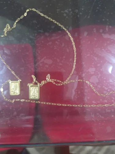 Escapulário em ouro 18k com corrente carteira maciça, 7.5 g.