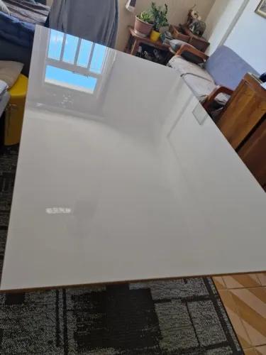 Mesa quadrada de madeira com tampo de vidro