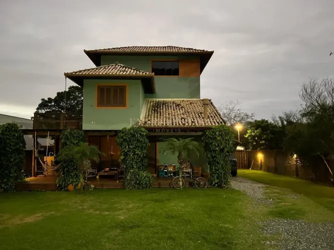 Casa com 3 quartos e edícula à venda no Pântano do Sul, Florianópolis.