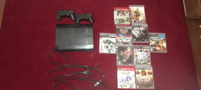 PS3 SUPER SLIM: contém todos os cabos, dois controles originais e 10 jogos
