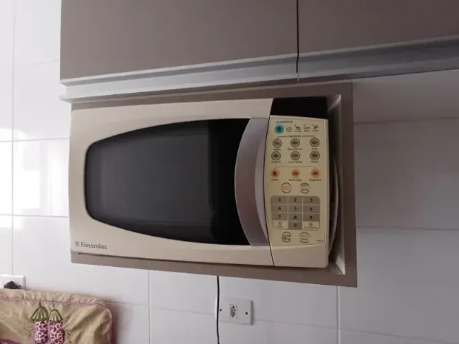 Micro-ondas Electrolux com Painel Digital e Funções Faça Fácil