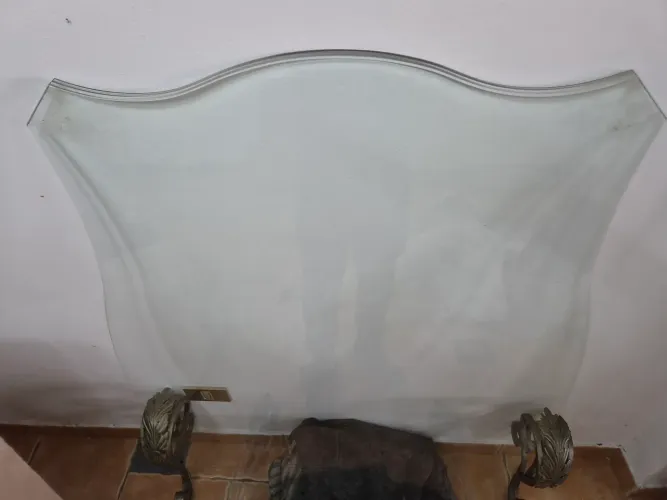 Mesa de centro de vidro com pés de ferro estilo colonial
