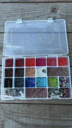 Caixa organizadora com diversas miçangas e acessórios para artesanato/bijuterias.