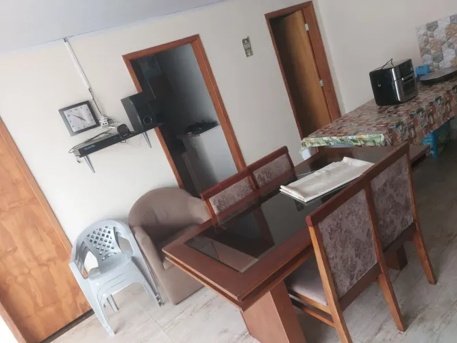 Vende-se mesa com tampa de vidro