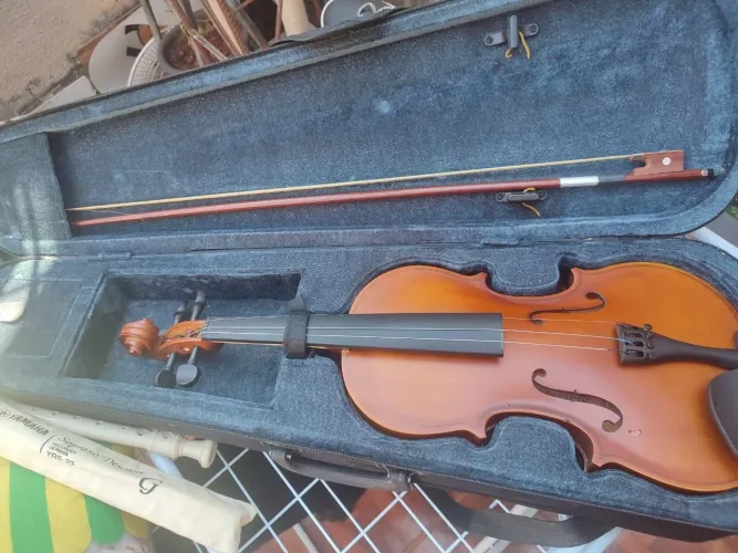 Vende se uma flauta e um violino 