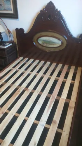 Cama de casal antiga