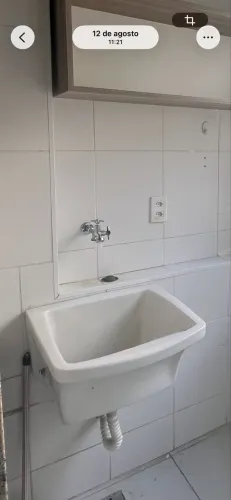 Tanque de louça branco