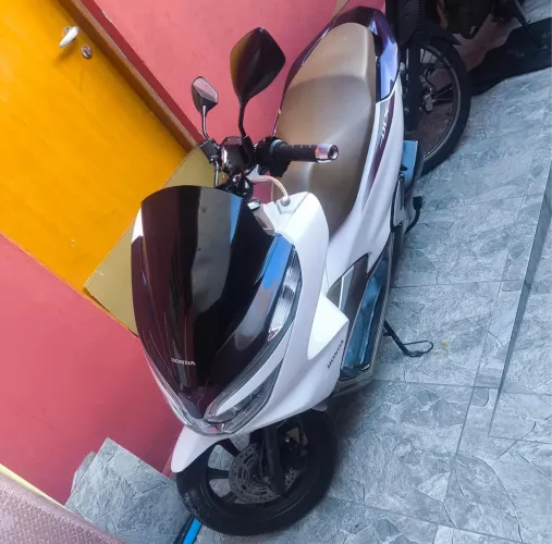 Honda PCX DLX - a menos rodada desse ano.