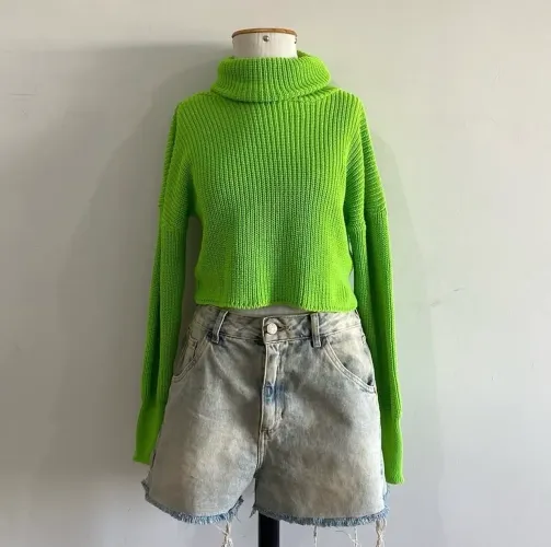 Blusa em tricô gola alta verde