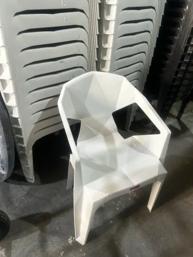 Cadeira plástica com braço