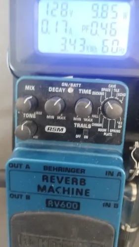 Pedal de Reverb estéreo com 11 efeitos diferentes, incluindo o SHIMMER