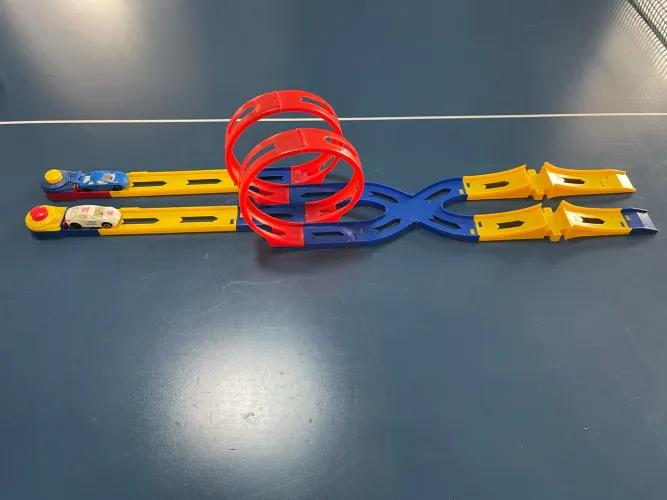 Pista de corrida Race Looping com dois carrinhos.