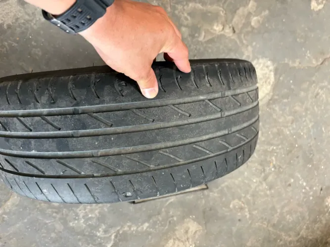 Vendo pneus 215/45/17
