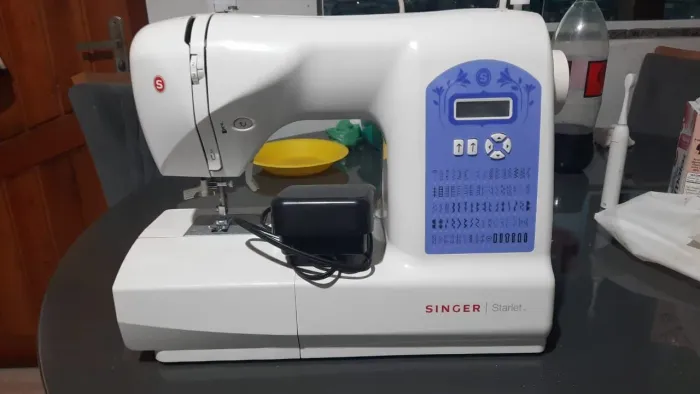 Máquina de costura Singer completa