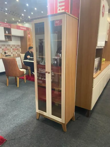 Elegância e Modernidade para Transformar Sua Sala com a Cristaleira Maya