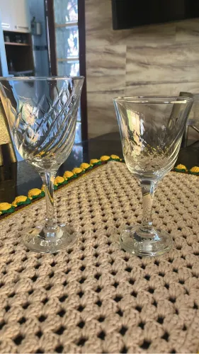 Lindas taças para água e vinho, 250 unidades, 6,00 reais cada.