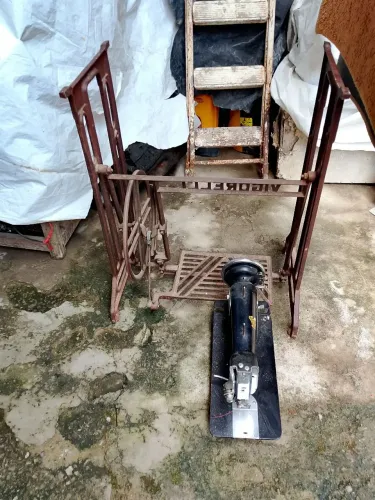 Vendo mesa de costura antiga