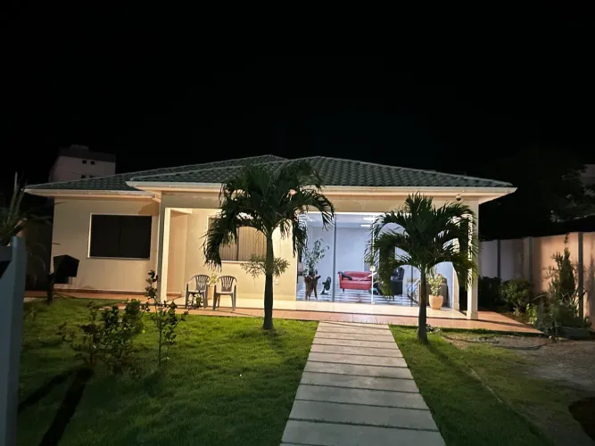 Casa de temporada com piscina na Praia dos Castelhanos