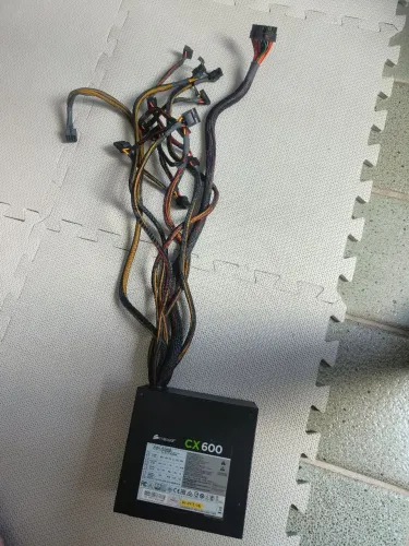 Fonte Corsair 600w COM DEFEITO: NÃO LIGA