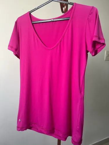 Camisa de academia gola V rosa NOVA
