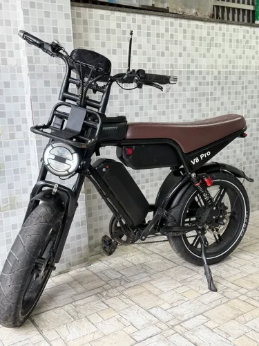 Bike elétrica v8 pro 2 baterias 2026 1000w som Bluetooth