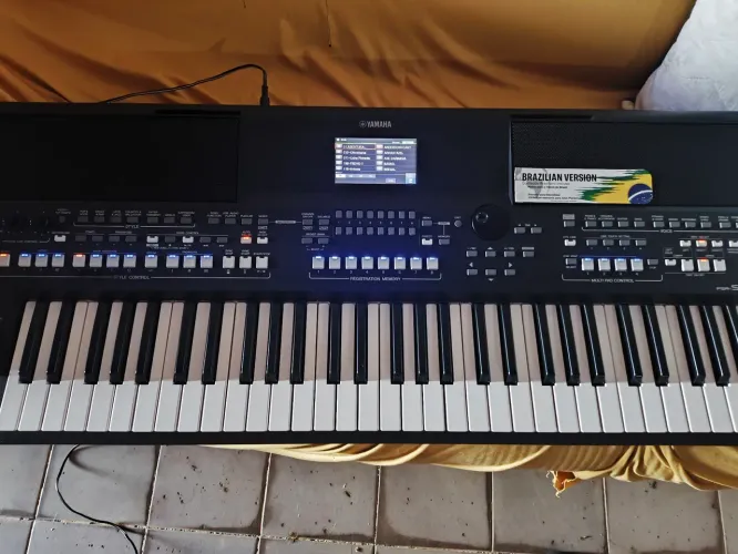 Teclado Yamaha sx600 semi novo