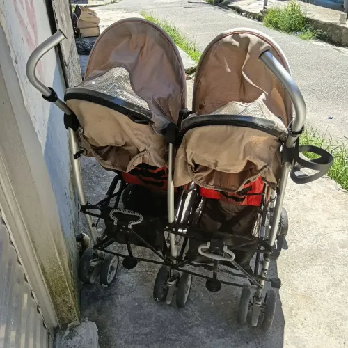 Carrinho de gêmeos