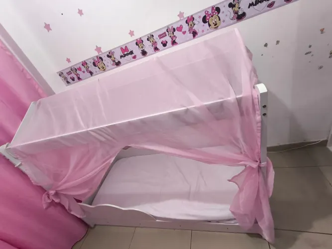 Cama montessoriana casinha com docel rosa