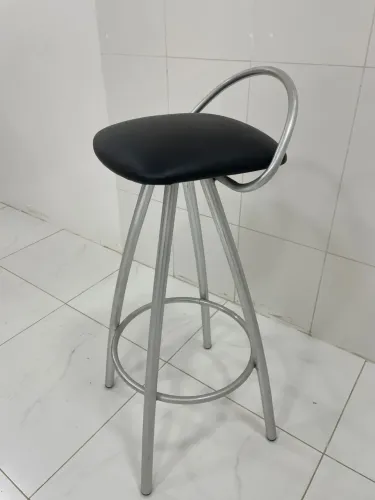 Banqueta de Aluminio com estofado revestido