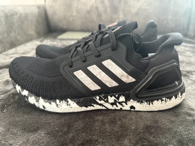 Tênis adidas Ultraboost 20 - tamanho 43