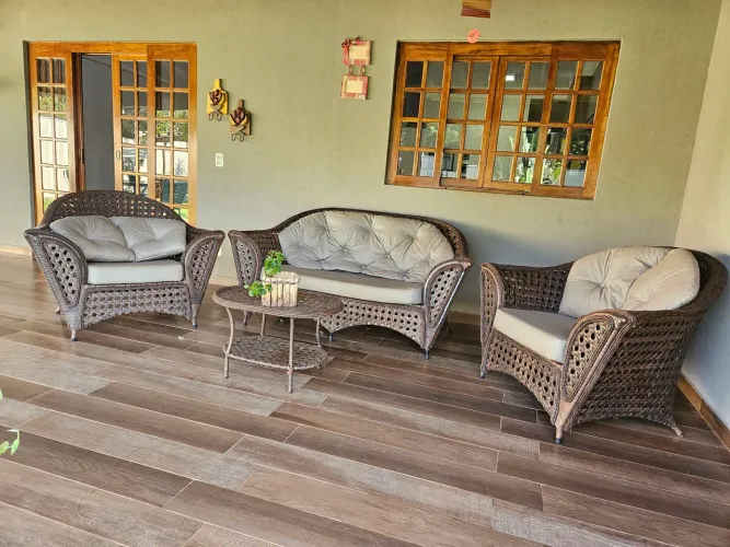 Sofá, poltronas e mesa de centro em fibra sintética (semi novo)