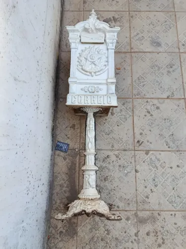 Caixa de Correio Colonial Antiga em Ferro Fundido com Pedestal Grande