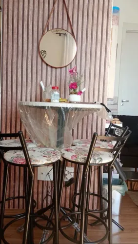 Banquetas alta 70$ cada, jogo bistrô 380$, temos atacado e varejo (zap *))
