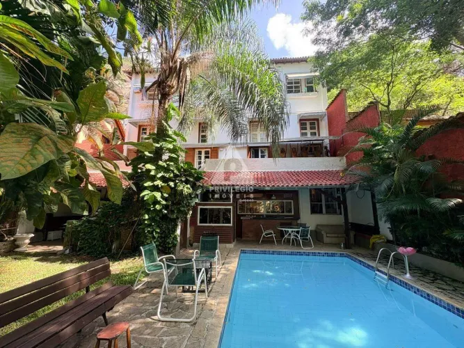 Casa triplex de 5 quartos, 3 suites, jardim, piscina, 389m2, em rua particular de Laranjei