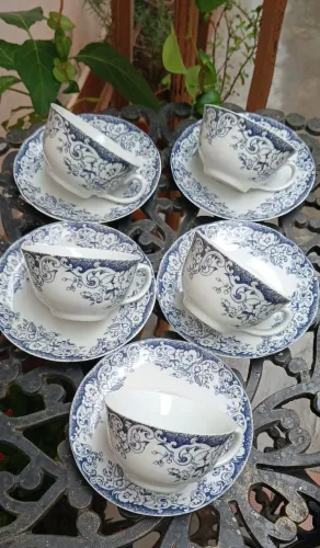 Jogo com 5  xícaras de CHÁ  porcelana Real. 