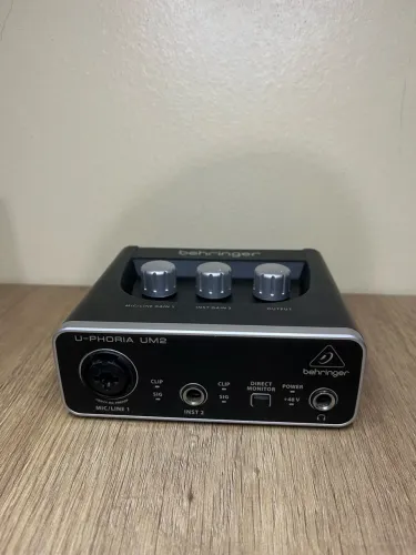 INTERFACE DE ÁUDIO BEHRINGER U-PHORIA UM2