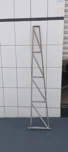 Vendo 3 tesouras metálicas de 2,00 metros cada, e 5 telhas metálicas para cobertura