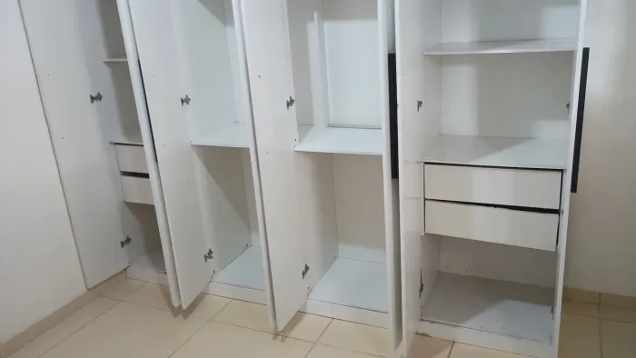  Guarda roupa 200reais 8 portas,  mesa tampa de vidro com 2 cadeiras 250 reais ,