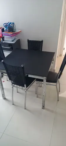 Mesa com 4 cadeiras
