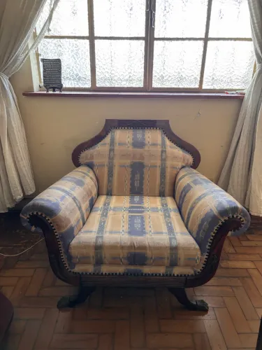 Par de poltronas antigas em madeira nobre
