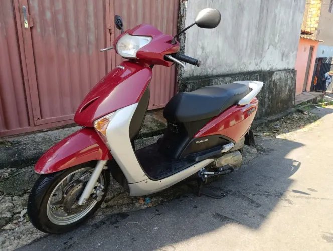 Vendo Honda Lead,ideal para o trânsito ubarno ,leve e fácil de pilotar , automática.