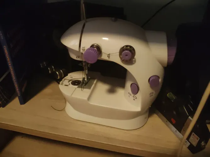 Máquina de costura portátil