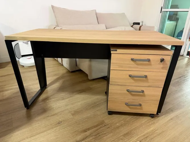 Linda mesa de escritorio com gaveteiro de rodinha