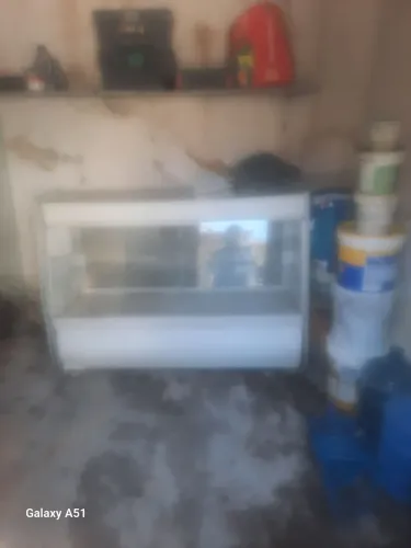 Vendo balcão expositor e duas placas de galeto 