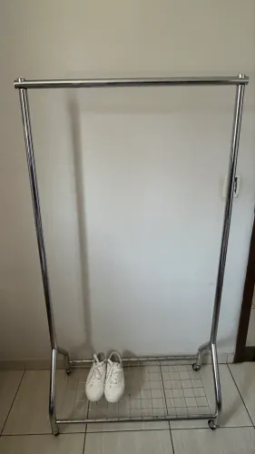 Arara de Roupas Tok&Stok com Rodízios e Prateleira Inferior