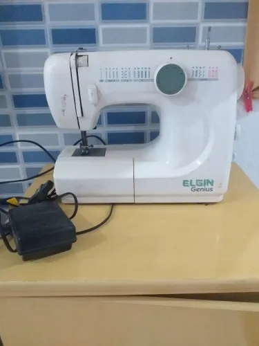 Máquina de costura avaria fora do tempo
