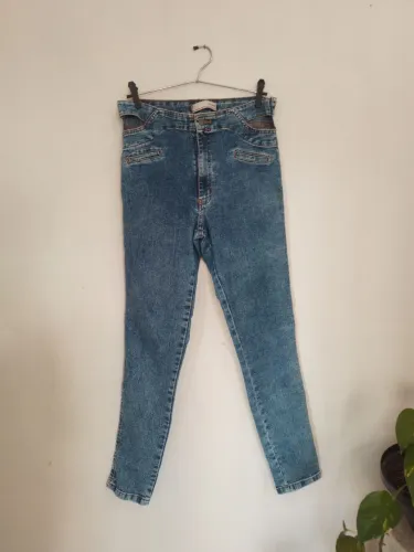 Calça jeans skinny com cut out
